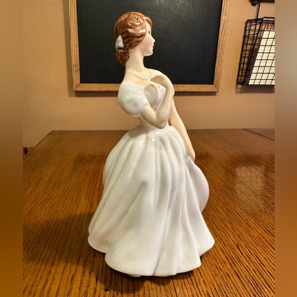 Royal Doulton Vanity Fair Ladies Figurine, Patricia HN2715, Rare Retired, No Box - Picture 3 of 10